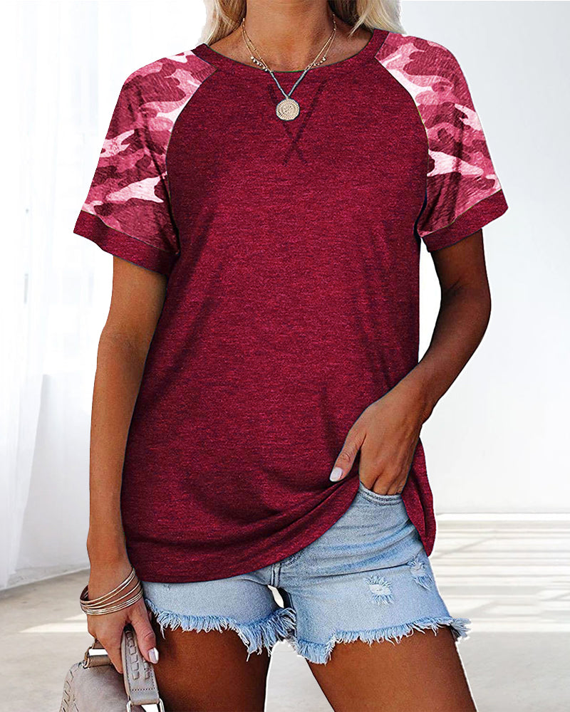 Kortermet t-skjorte med kamuflasjetrykk med rund hals