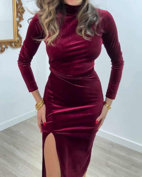 Elegant fløyelskjole med splitt i siden