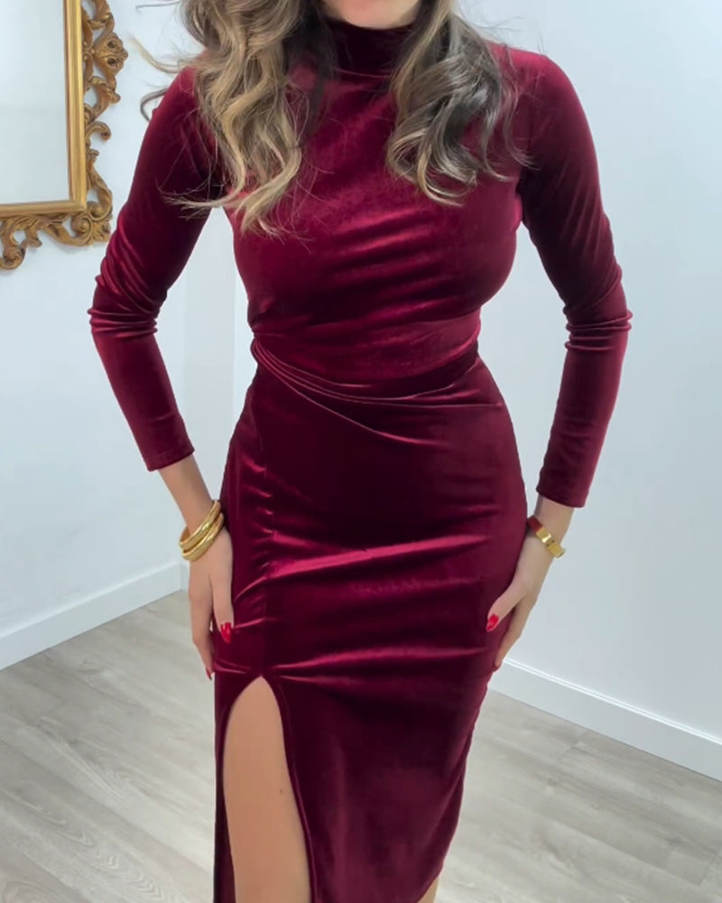 Elegant fløyelskjole med splitt i siden