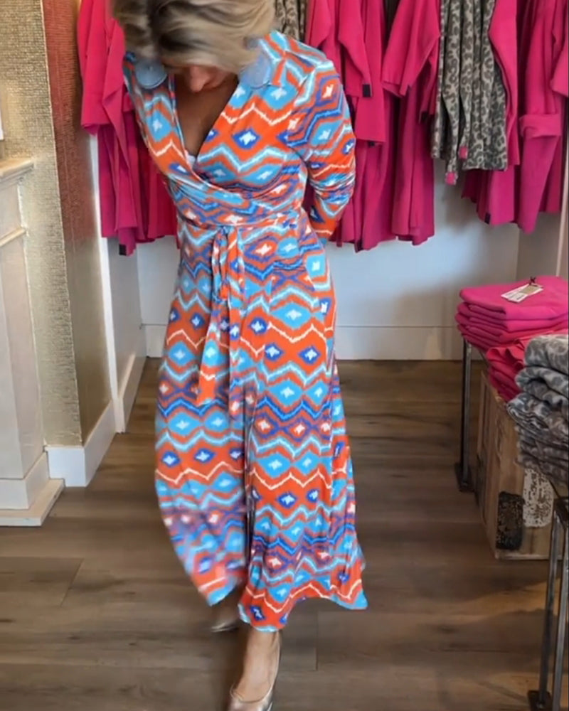 Fargerike jakkeslagskjole med trykk