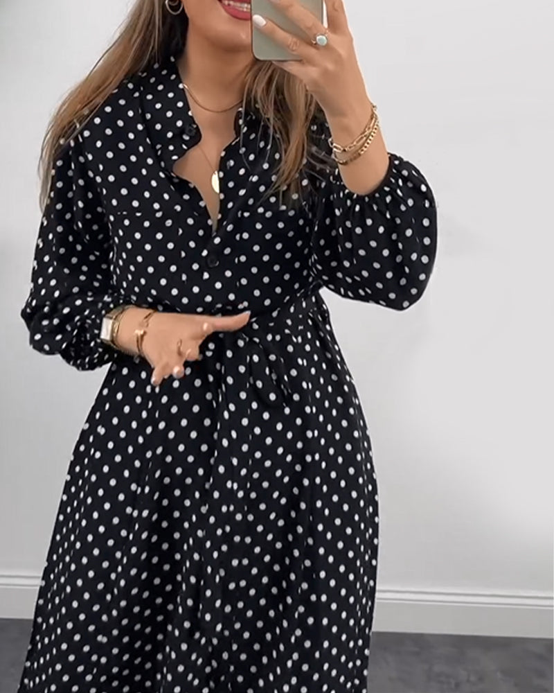 Elegant kjole med prikkete jakkeslag