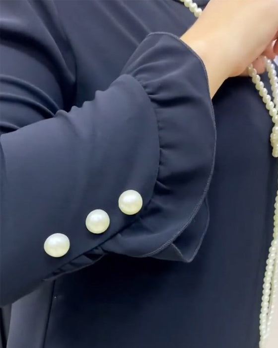 Ensfarget kjole med lappete og volanger