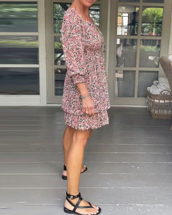 Fritidskjole med blomstertrykk med firkantet hals