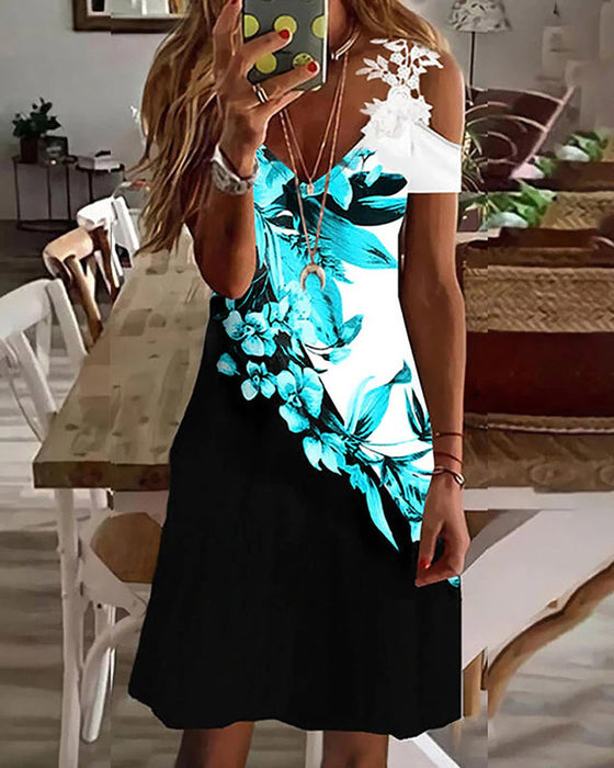 Blomstret strandsolkjole med kalde skuldre