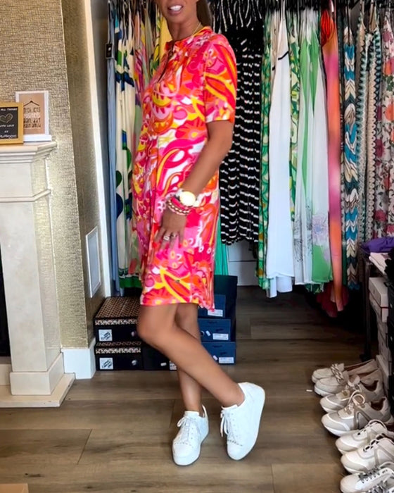 Kjole med lommer og trykk og korte ermer