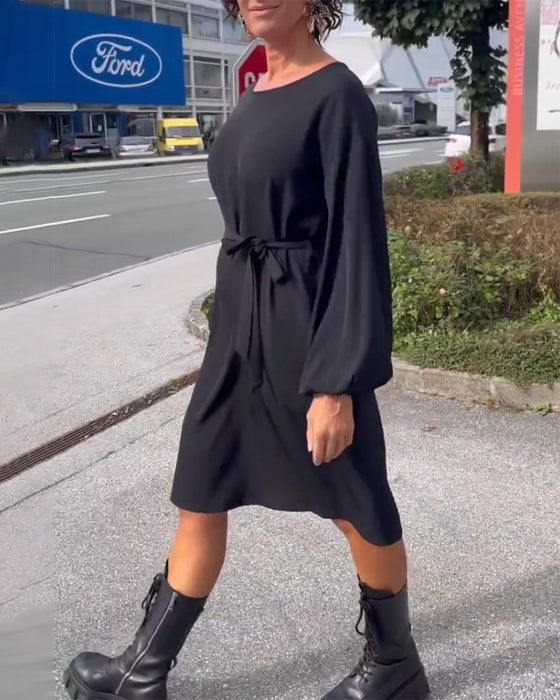 Ensfarget kjole med rund hals