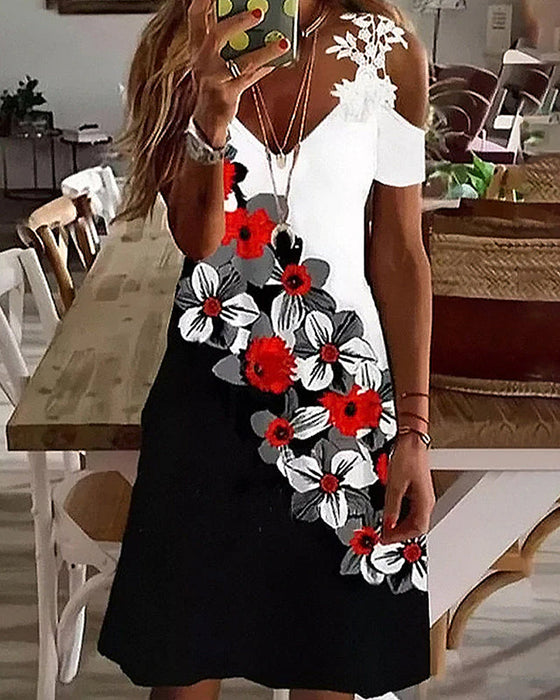 Blomstret strandsolkjole med kalde skuldre