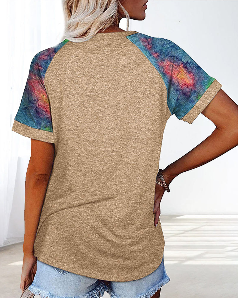 Kortermet t-skjorte med kamuflasjetrykk med rund hals