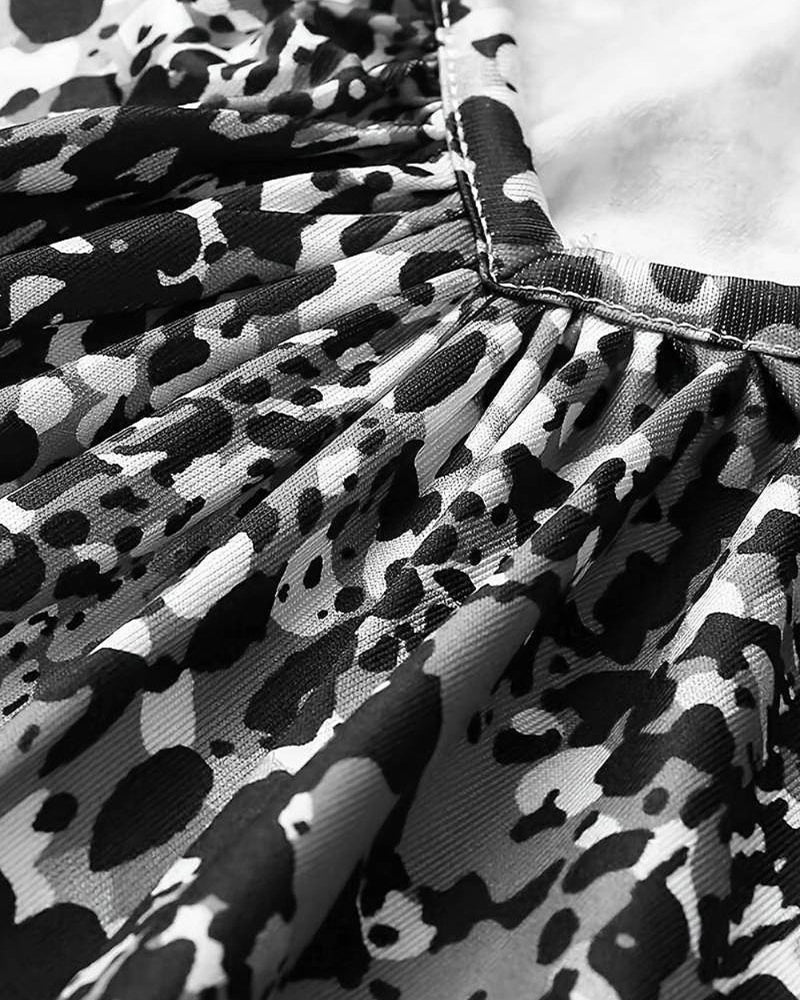 Rynket v-hals topp i leopardmønster med kort erme