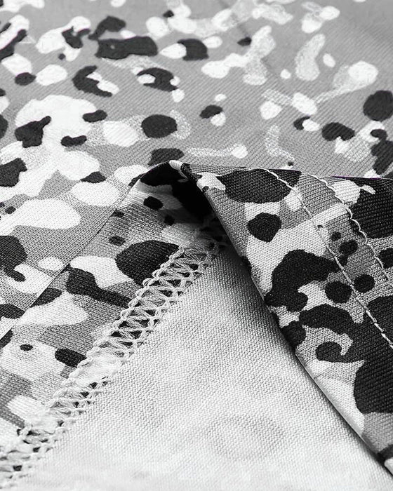 Rynket v-hals topp i leopardmønster med kort erme