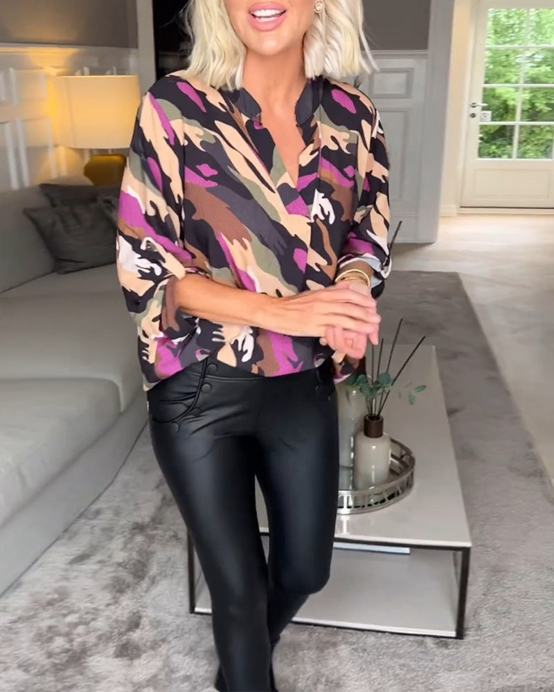 Bluse med V-hals og tie-dye mønster