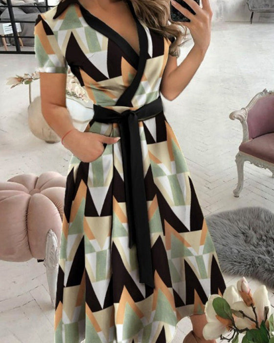 Elegant kjole med korte ermer