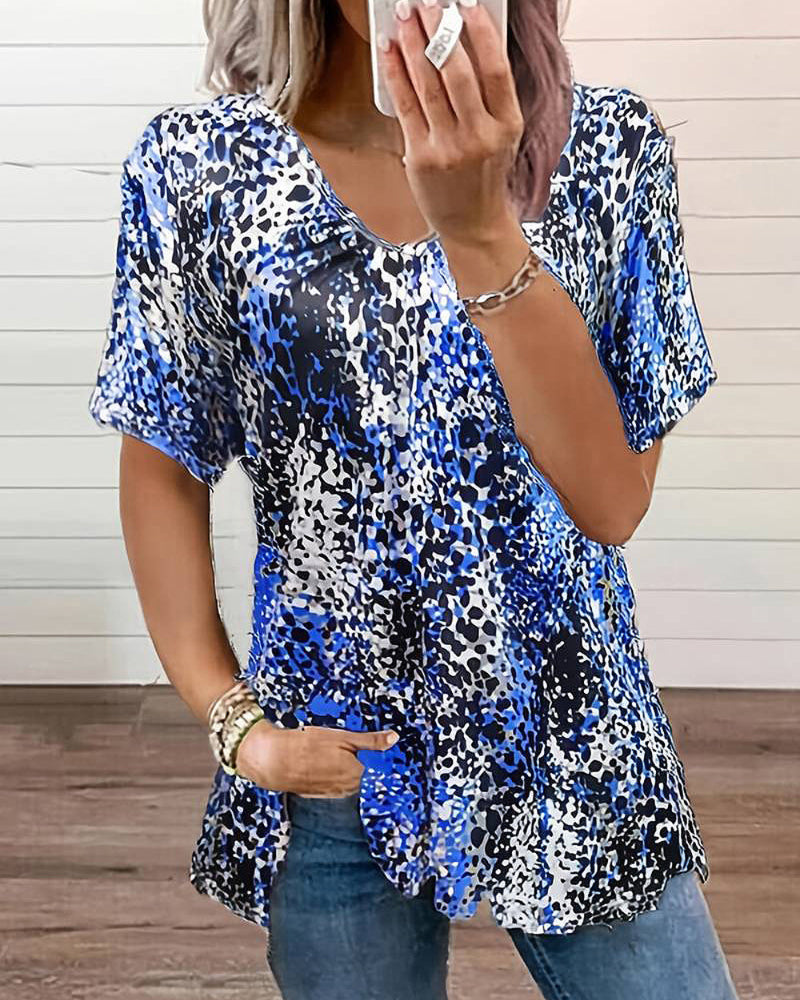 Rynket v-hals topp i leopardmønster med kort erme