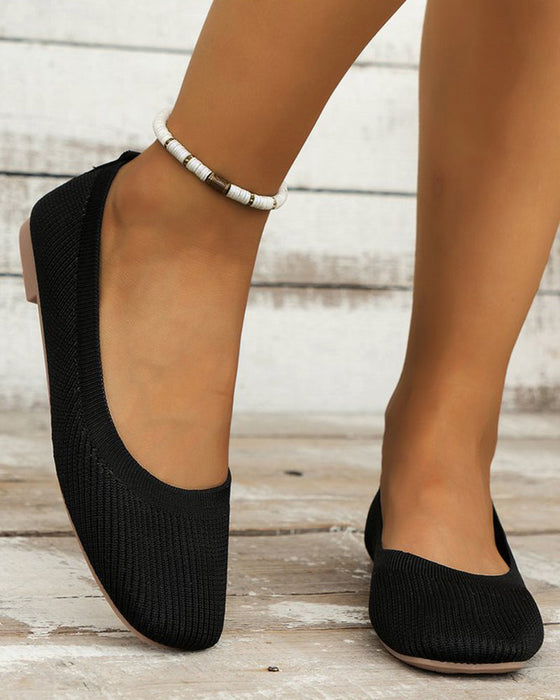 Flate sko med rund tå som puster