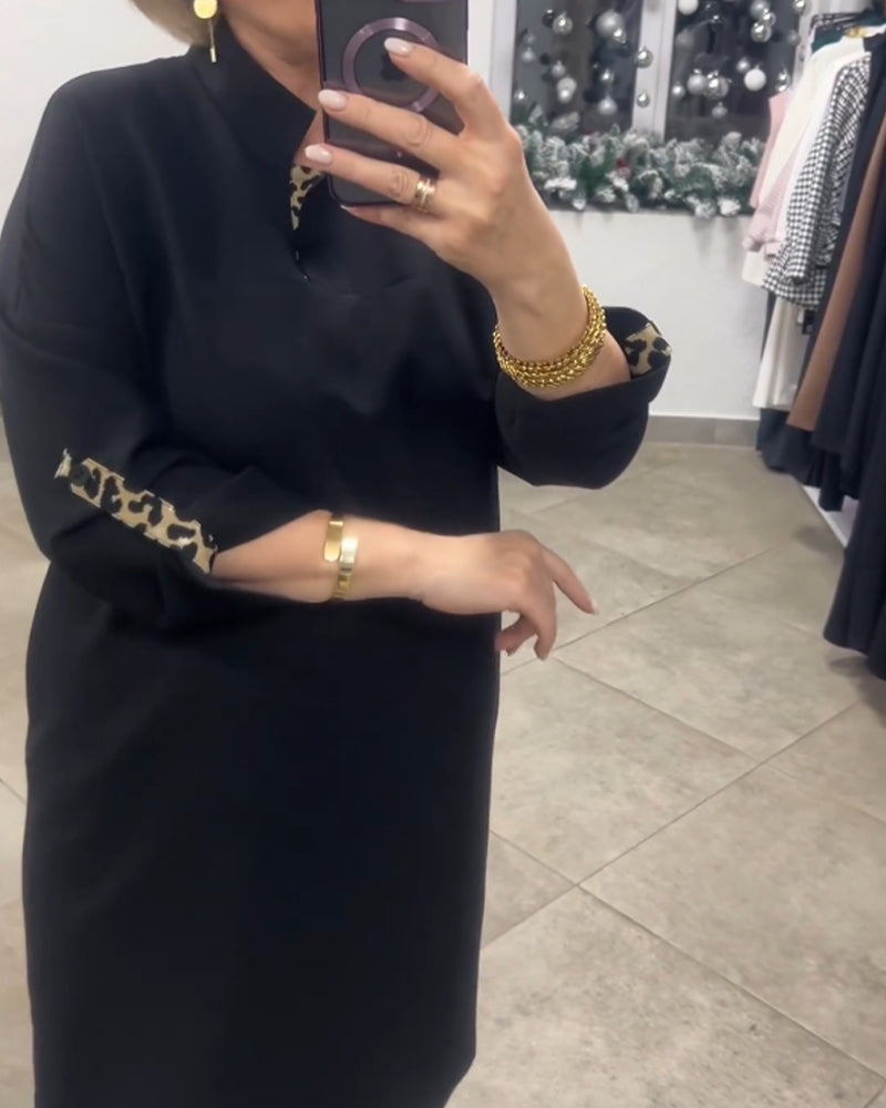 Ensfarget kjole med stående krage