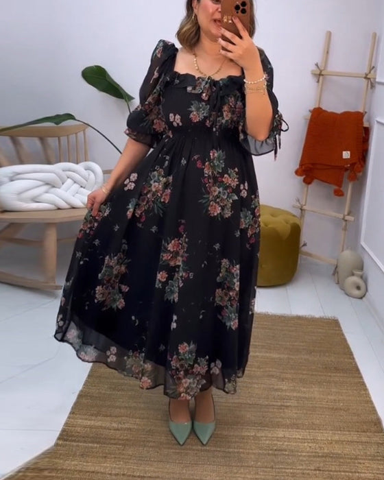 Elegant kjole med firkantet hals med blomstertrykk