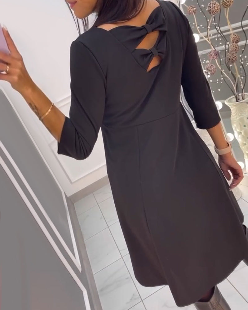 Ensfarget kjole med sløyfe bak