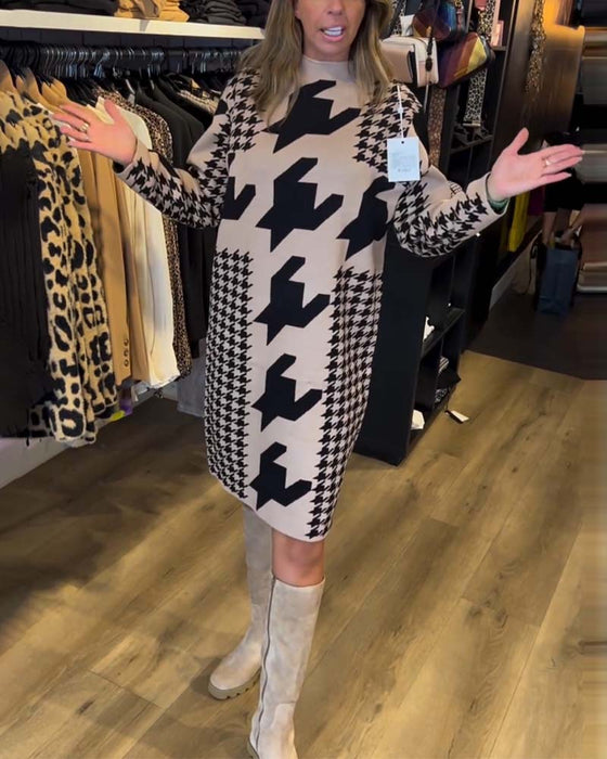 Kjole med langermet og houndstooth -mønster