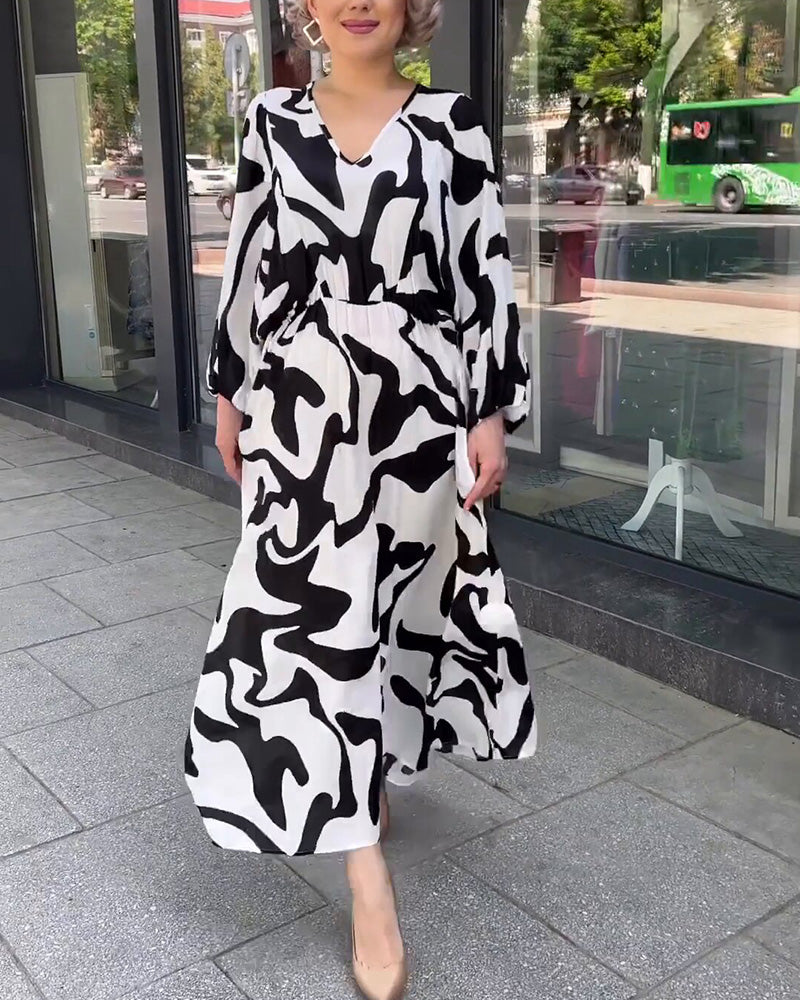 Elegant langermet kjole i motetrykk