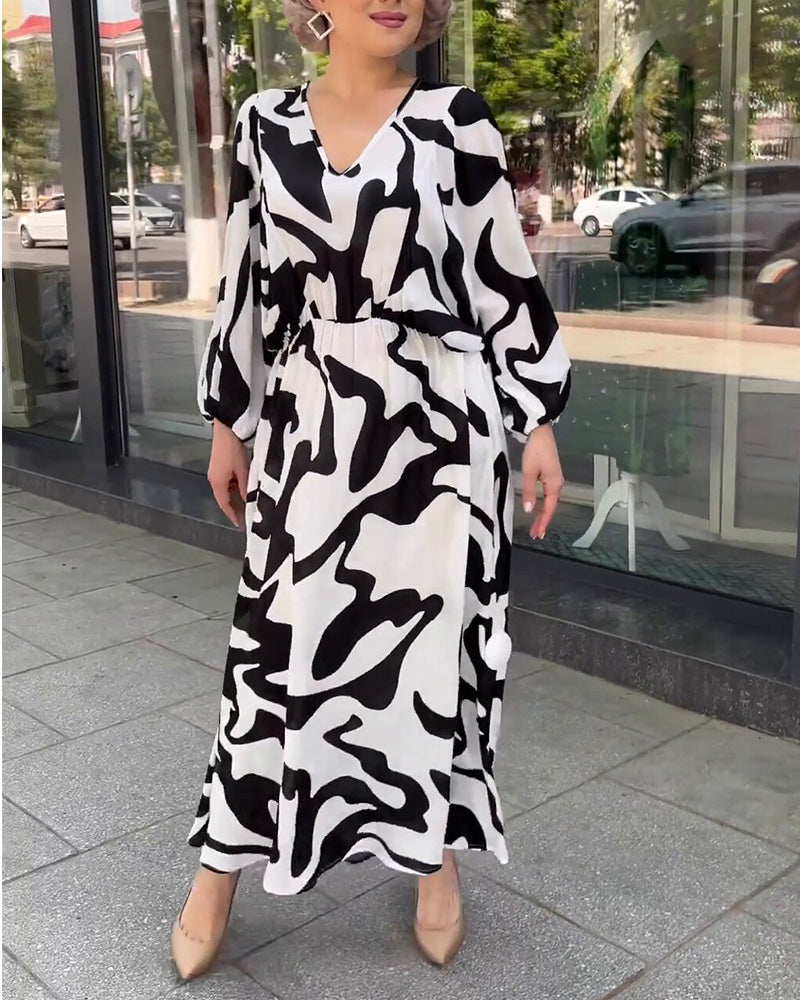 Elegant langermet kjole i motetrykk