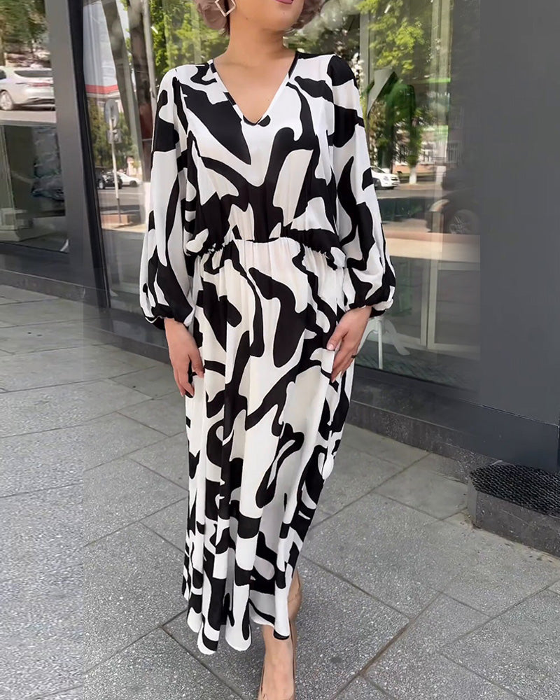 Elegant langermet kjole i motetrykk