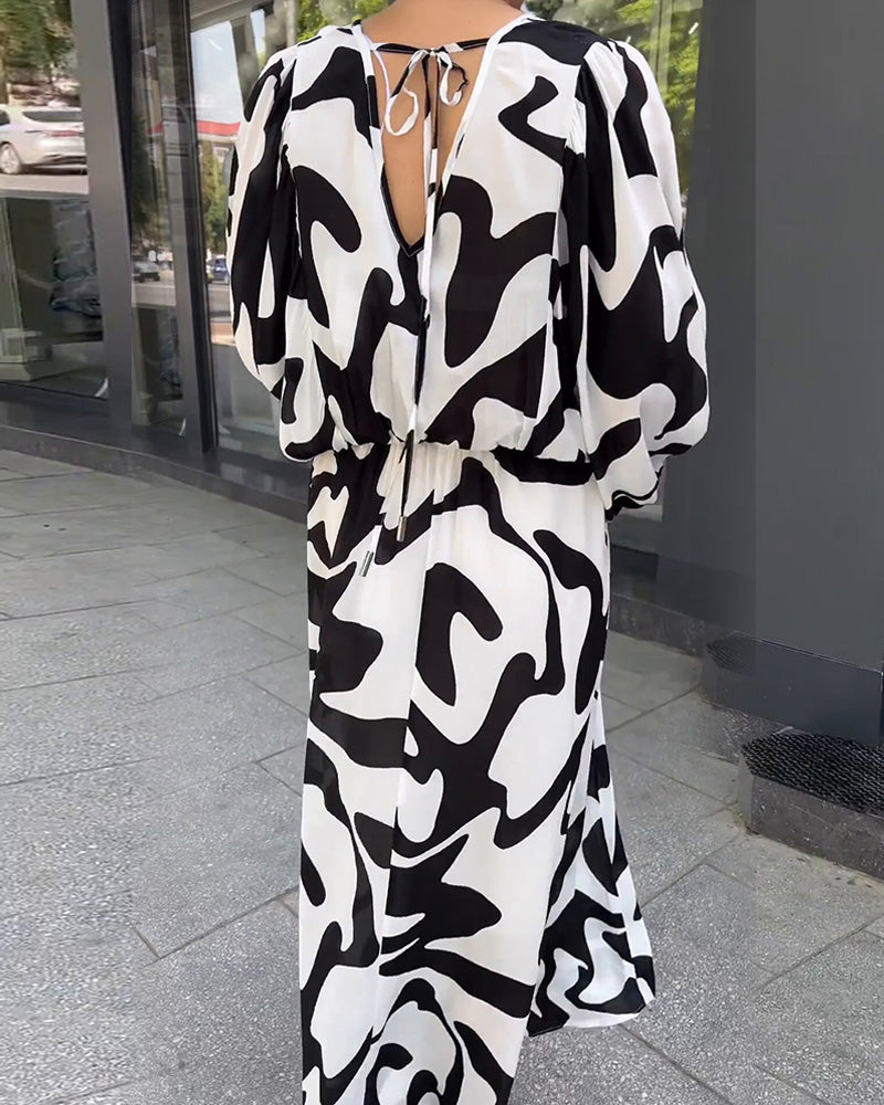 Elegant langermet kjole i motetrykk