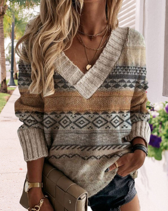 Langermet V-hals genser med geometrisk trykk