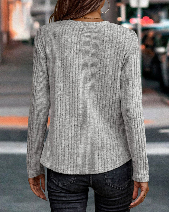 Ensfarget topp med rund hals og knapper