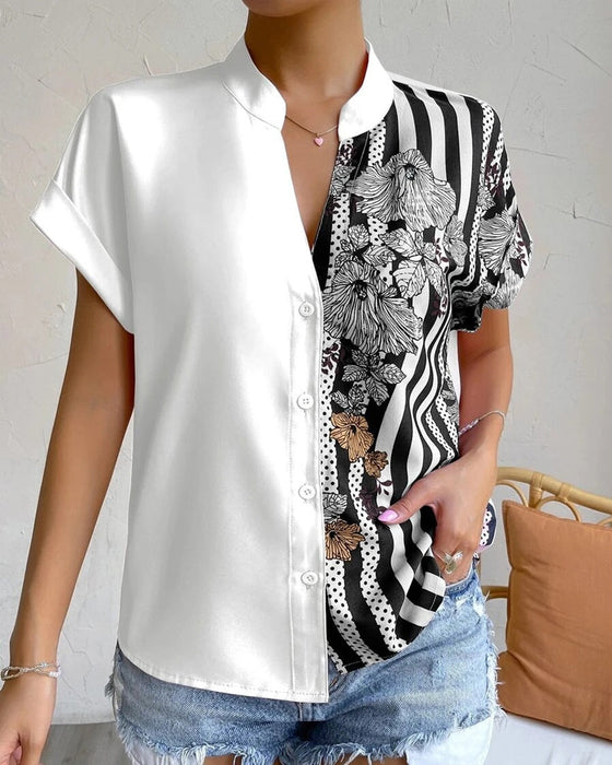 Bluse i panelt blomsterprint med knapp og kort erme