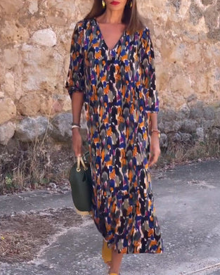 Kjole med retrotrykk og v-hals