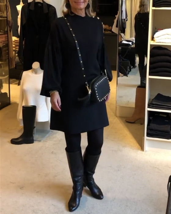 Klassisk sort kjole med lanterneermer