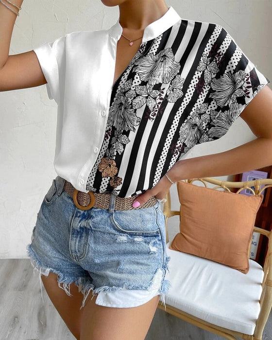 Bluse i panelt blomsterprint med knapp og kort erme
