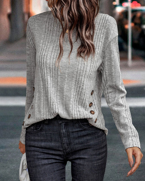 Ensfarget topp med rund hals og knapper