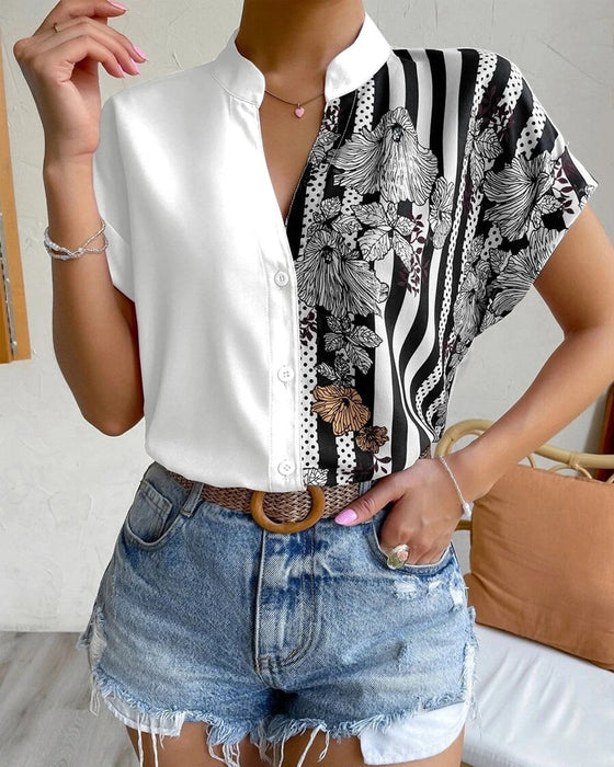 Bluse i panelt blomsterprint med knapp og kort erme
