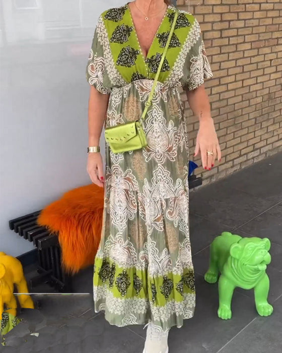 Uformell v-hals kortermet kjole med trykk