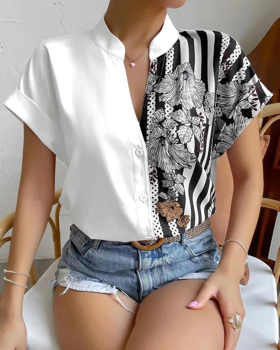 Bluse i panelt blomsterprint med knapp og kort erme