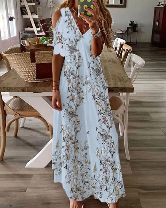 Kjole med blomstertrykk med korte blondermer