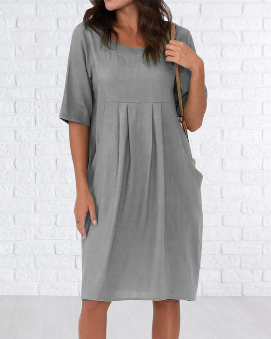 Ensfarget kjole med rund hals og lommer