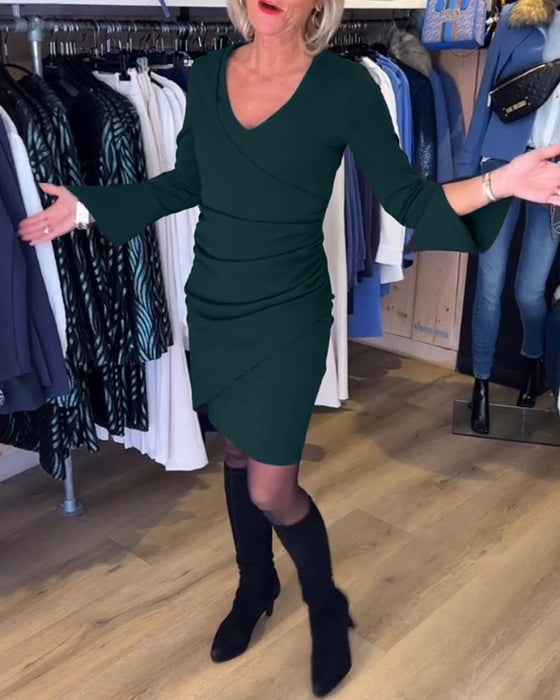 Kjole med V-nakke og blusshylse