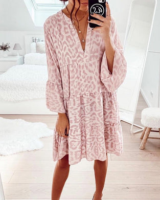 Kjole med v-hals i leopard