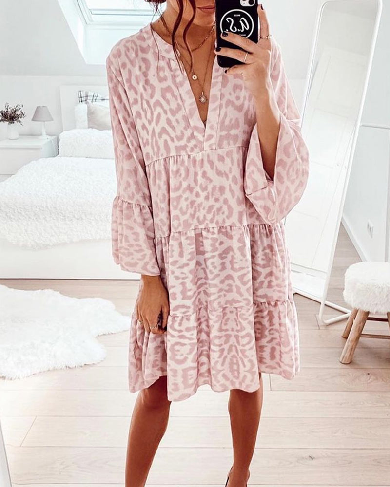 Kjole med v-hals i leopard
