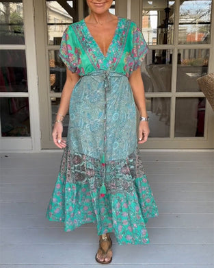 Elegant kjole med V-hals i trykk