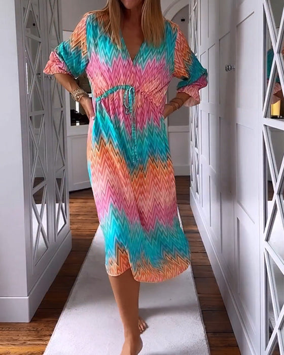 V-hals kjole med fargeblokktrykk