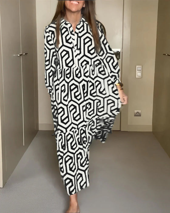 Kjole med ni-punkts ermer med geometrisk trykk