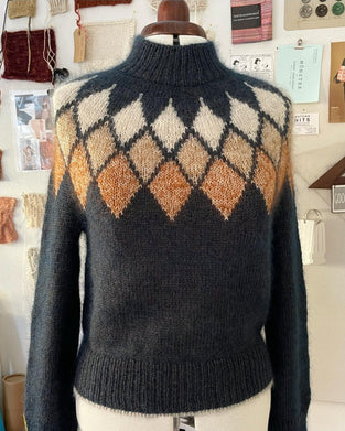 Genser med geometrisk rhombus jacquard