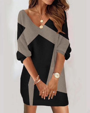 Stilig V-hals kjole med geometrisk mønster