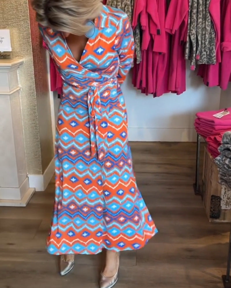 Fargerike jakkeslagskjole med trykk