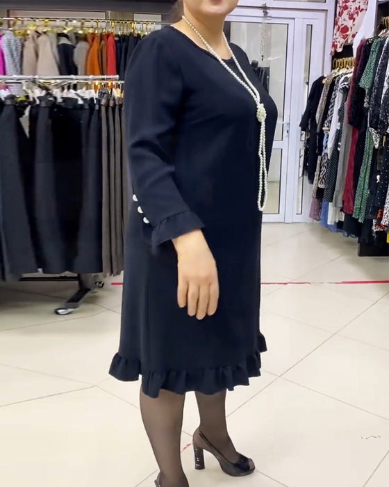 Ensfarget kjole med lappete og volanger