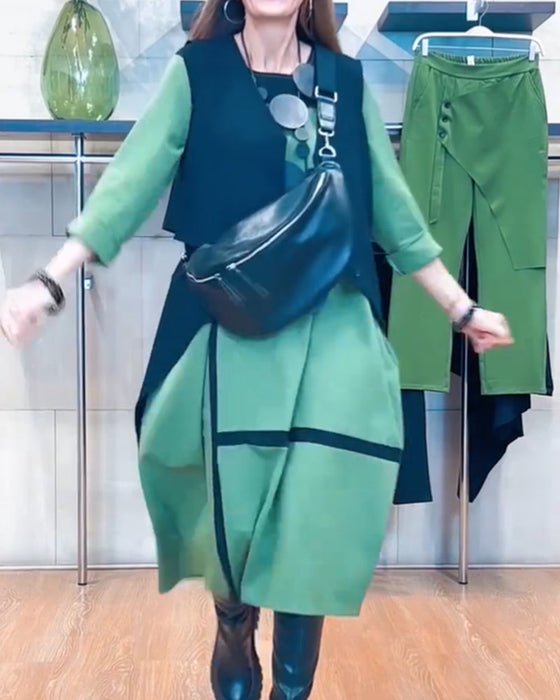 Kjole med vertikale striper og kunststil