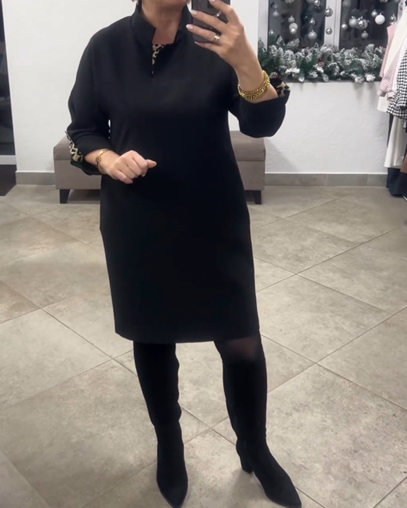 Ensfarget kjole med stående krage